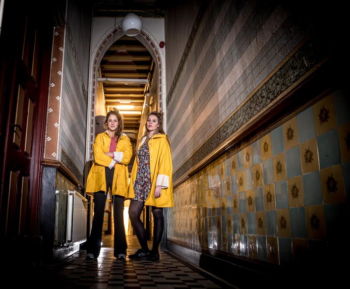 Fieke van der Panne (L) en Yuna Linde (R) zijn de initiatiefnemers achter Theater Thuisbezorgd.