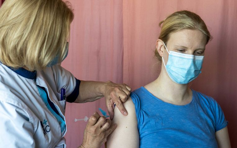 Ziekenhuispersoneel wordt in april gevaccineerd met het Janssen-vaccin in HMC Westeinde.  Beeld ANP