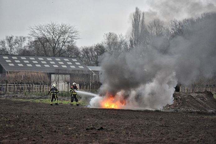 Brandweer blust de brand in Berkel-Enschot.