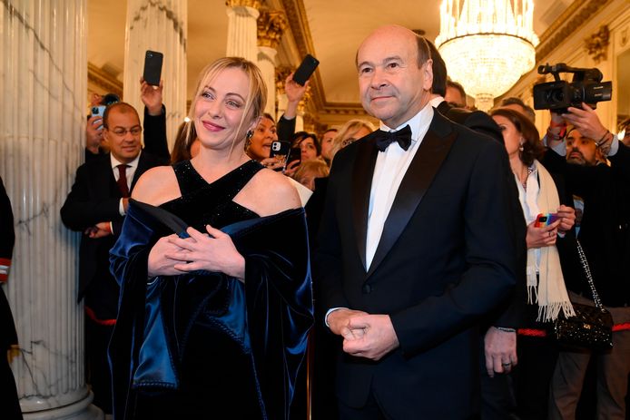 De Italiaanse premier Giorgia Meloni komt aan in La Scala voor de opening van het operaseizoen 2022-2023.