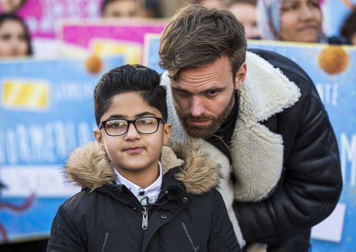 Nerm en Tim Hofman tijdens de aanbieding van een petitie voor het kinderpardon.