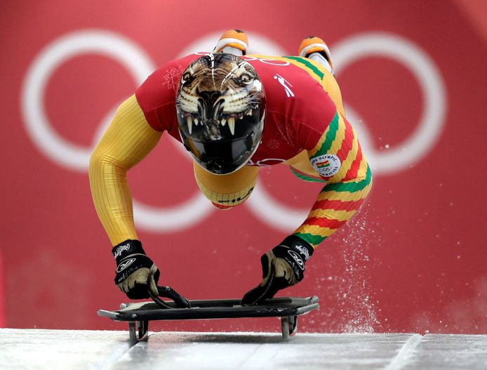 Akwasi Frimpong lijkt te zweven bij de start van zijn skeletonwedstrijd.
