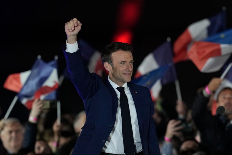 Frans president Emmanuel Macron juicht tussen zijn aanhangers. Beeld AP