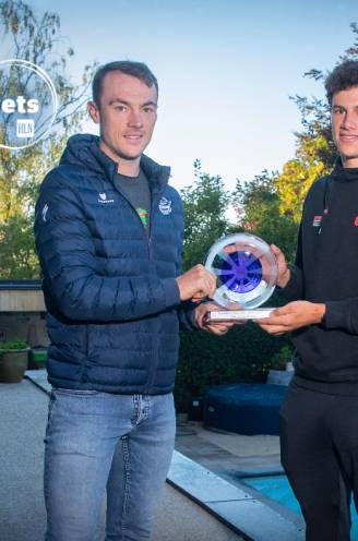 Alec Segaert krijgt Kristallen Fiets voor Beste Belofte uit handen van Yves Lampaert: “Op het WK trapte Alec betere wattages dan ik”
