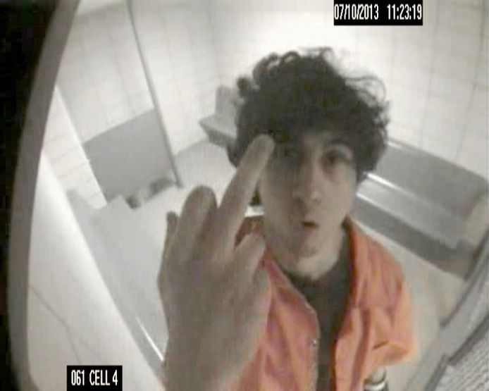 Dzjokar Tsarnajev steekt zijn middelvinger op naar de bewakingscamera in de rechtbank op 10 juli 2013.