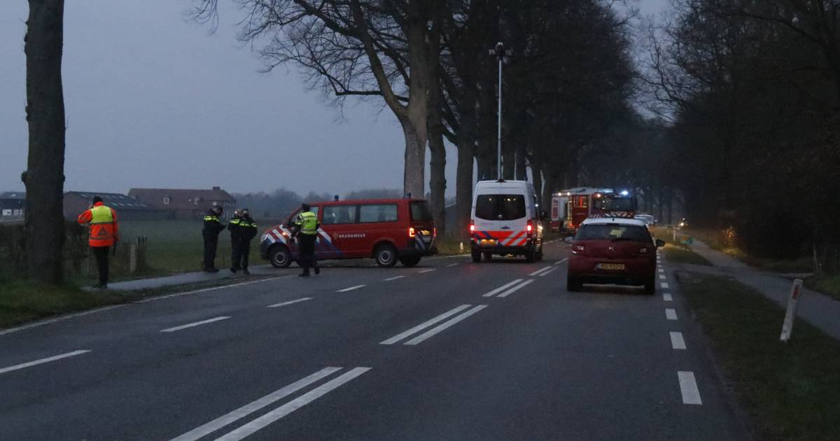 Bestuurder overlijdt bij eenzijdig ongeluk op Rijksweg bij Mook; weg afgesloten voor verkeer.