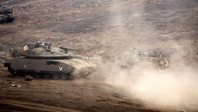 Israëlische tanks voeren manoeuvres uit aan de grens met Syrië.