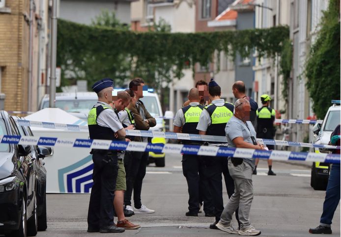 Donderdag waren de federale gerechtelijke politie Antwerpen, de lokale politie, het labo en de civiele bescherming al aanwezig in de straat om de tweede schietpartij te onderzoeken.