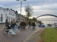 Scholieren bij het pontje in Culemborg. Al jaren wordt er gesproken over een fietsbrug over de Lek.