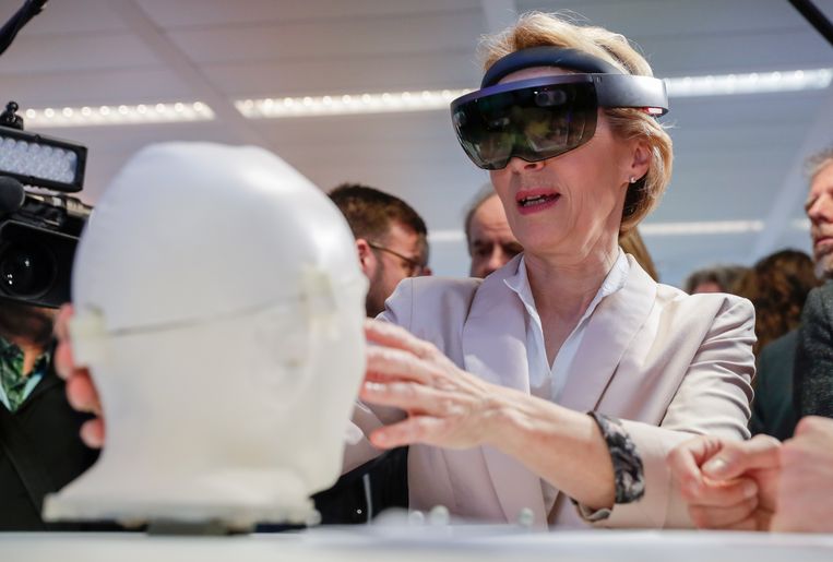 EC-voorzitter Ursula von der Leyen vorige week in het AI Xperience Center te Brussel.  	 Beeld REUTERS