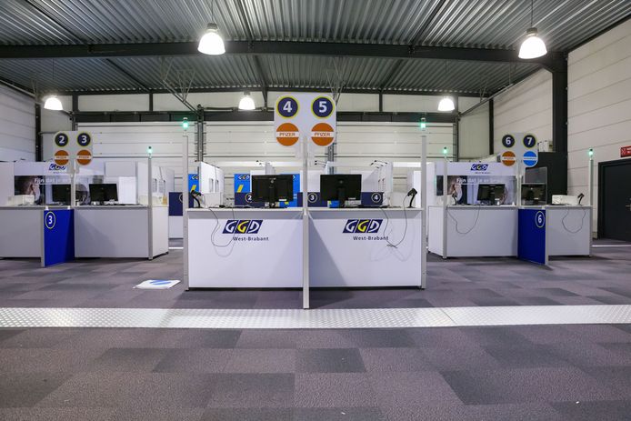 De vaccinatiestraat op vliegveld Seppe is helemaal klaar voor gebruik, maar vanwege de trage levering van vaccins kon de GGD die nog niet in gebruik nemen. De straat opent nu in de eerste week van mei, die van Roosendaal volgt twee weken later.