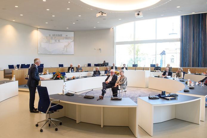 Burgemeester Arjen Gerritsen was maandagmorgen gastheer van tien gedecoreerden en hun partners.