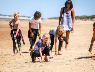 Kinderen op surfkamp moeten dagelijks afval rapen op strand
