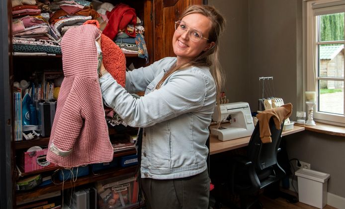 Helen Stamsnijder toont babykleding die ze zelf maakt.