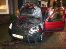 Bestelbus vliegt in brand in Almelo, politie vermoedt brandstichting