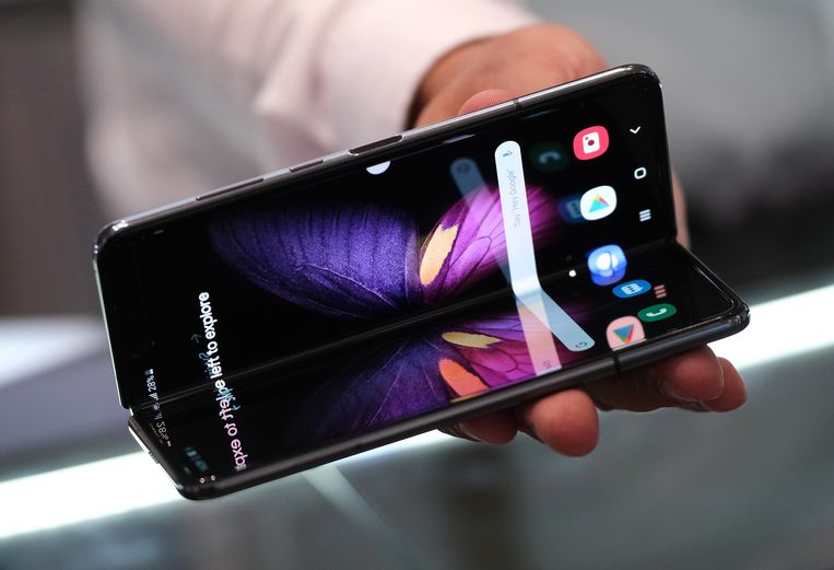 De Samsung Galaxy Fold is een opvouwbare tablet/uitklapbare telefoon, met een scherm aan de bovenkant zodat hij in ingeklapte vorm werkt als ‘gewone’ smarpthone. Beeld Getty Images