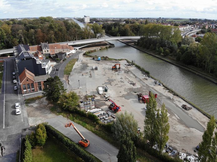 De zone aan het kanaal waar op termijn een heel nieuwe parkzone komt. Inwoners kunnen mee denken over de invulling.