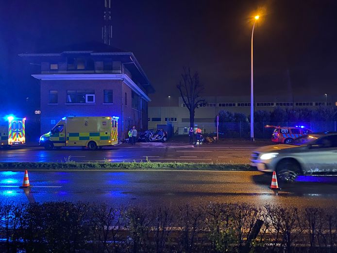 De Citroën C3 botste vrijdag frontaal tegen een gebouw in Melsbroek.