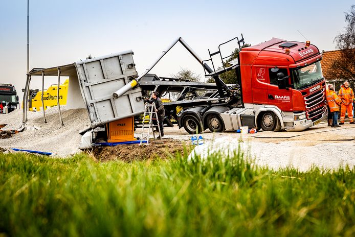 Een vrachtwagen is tijdens werkzaamheden naast de N217 gekanteld.
