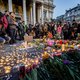 Klopjacht op terreurverdachte terwijl Brusselaars troost zoeken bij elkaar