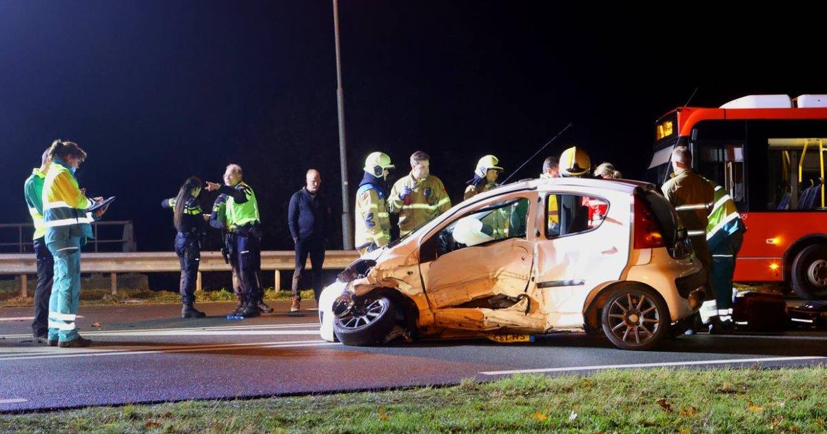 Dode bij ongeluk tussen twee autos op afrit A59 bij Rosmalen.