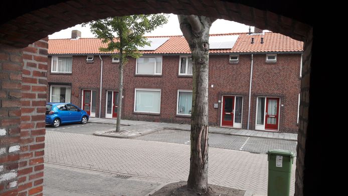 Voor deze brandgang bij de Prinses Irenestraat in Bergen op Zoom stonden in de nacht van maandag op dinsdag een politiewagen en ambulance om de 17-jarige op te vangen die door zijn been was geschoten.
