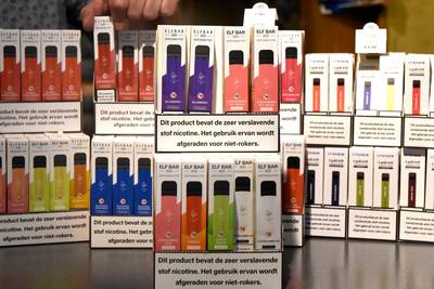 Verslavende fruitvapes zijn verboden, maar dat deert winkeliers niet:
‘Welke smaak wil je?’