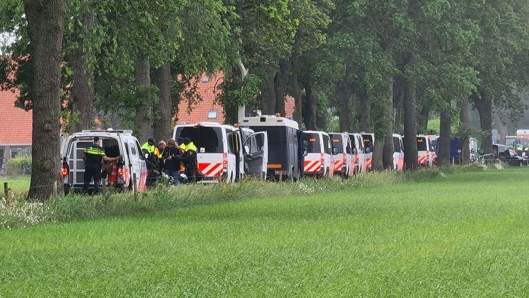 Tientallen boeren zijn opgepakt toen ze de toegang naar afvalverwerkingsbedrijf Attero in het Drentse Wijster blokkeerden met landbouwvoertuigen en auto's. Demonstraties met tractoren zijn in Groningen, Friesland en Drenthe niet toegestaan. Beeld ANP