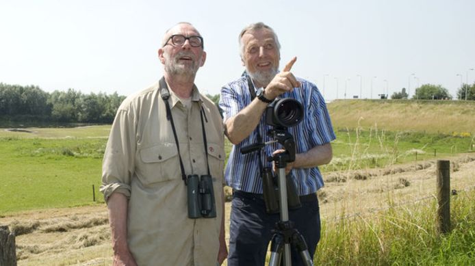 Nico de Haan (rechts op de foto) vertelt mede-vogelaar Hans Dorrestijn over vogels.