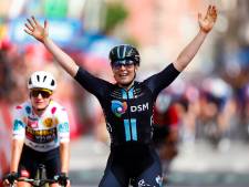 Hollandse glorie in Vuelta Femenina: Charlotte Kool wint sprint, Marianne Vos nieuwe leidster