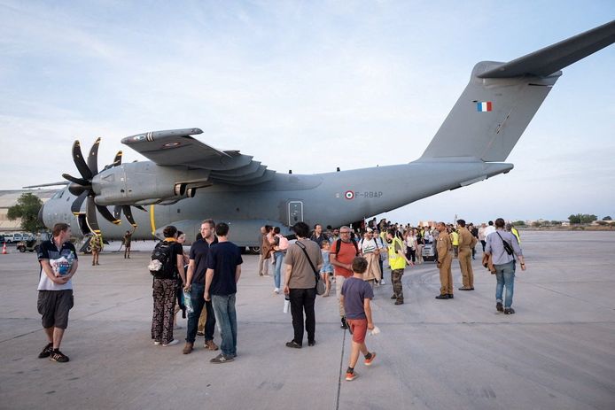 Een vliegtuig van de Franse luchtmacht evacueert diplomaten van verschillende nationaliteiten, onder wie ook Belgen.