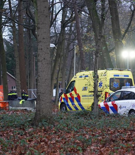 Twee jonge kinderen gewond geraakt bij het AZC in Gilze na botsing met geparkeerde aanhanger