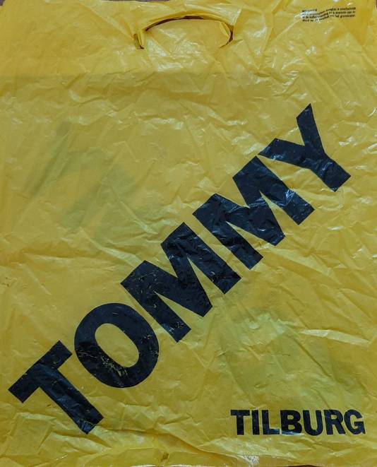 De beroemde tasjes. Ze herinneren aan goede muziek, het wegdromen in de Tilburgse platenzaak Tommy. In de begintijd stond er TOMMY POP L.P.'S op.
