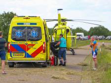 Wielrenner komt hard ten val in Culemborg, traumahelikopter landt op de dijk