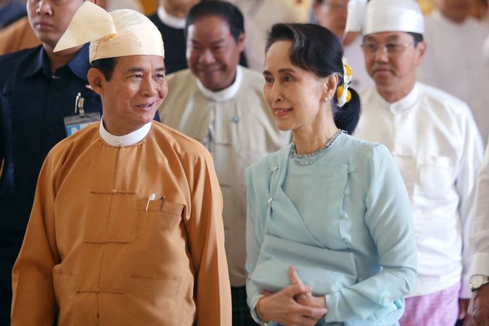 Oud-president Win Myint (L) met Aung San Suu Kyi in het parlement in Naypyidaw in 2018.