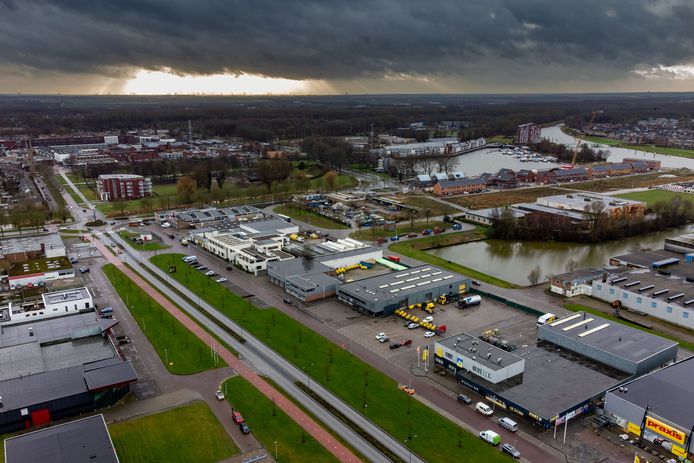 De Noord in Dronten. Links in het witte gebouw (naast het gebouw met de pijl op het dak) zit Van de Klundert.