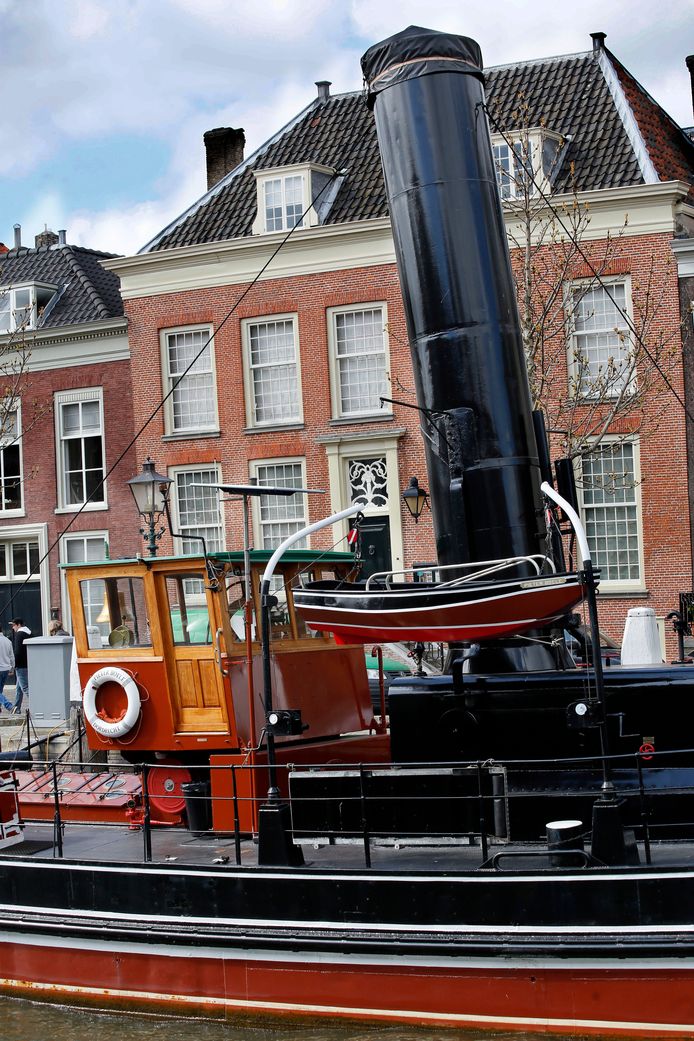 Stoomsleepboot Pieter Boele, afgemeerd voor Het Dordts Patriciërshuis.