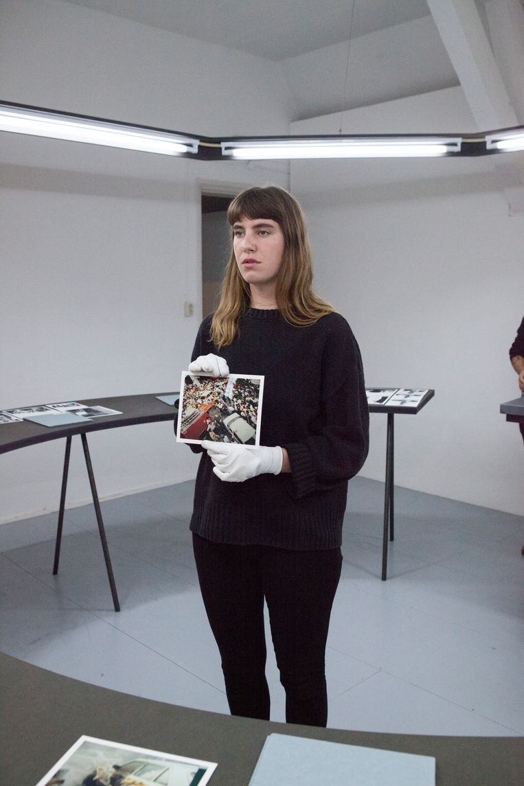 The Precarious Archive (2016) van Stefanos Tsivopoulos is beeldarchief en theater in één.  Beeld Fotodok
