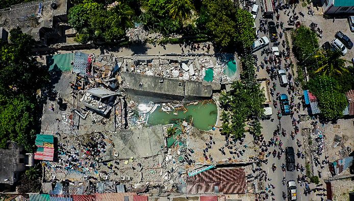 Een hotel in Les Cayes stortte volledig in als gevolg van de aardbeving.