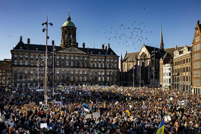 Op de Dam in Amsterdam vond vandaag een protest plaats tegen de invasie van Oekraïne. Volgens de gemeente waren er 15.000 mensen aanwezig.