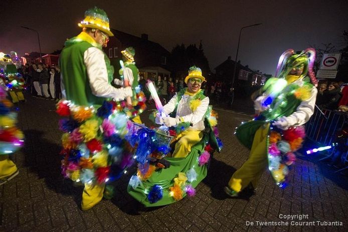 Deelnemers aan de 14e editie van de Twentse verlichte carnavalsoptocht in Tubbergen