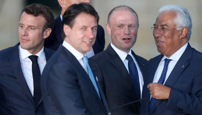 De Franse president Emmanuel Macron (links), de Italiaanse premier Giuseppe Conte (tweede van links), eerste minister van Malta Joseph Muscat (tweede van rechts) en de premier van Portugal Antonio Costa (rechts) op de MED7-top.
