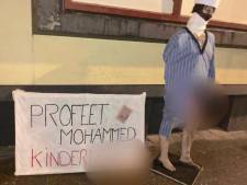 Kwetsend spandoek en twee poppen bevestigd aan Haagse moskee
