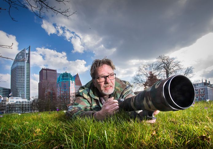 Frank Volckmann heeft zijn telelens in de aanslag. ,,Wild moet je leren zien."