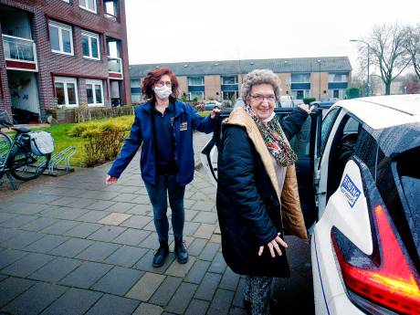 Niet mobiel, maar wél een vaccin? Deze vrijwilliger brengt je: ‘Fijn om niet wéér mijn zoon te vragen’
