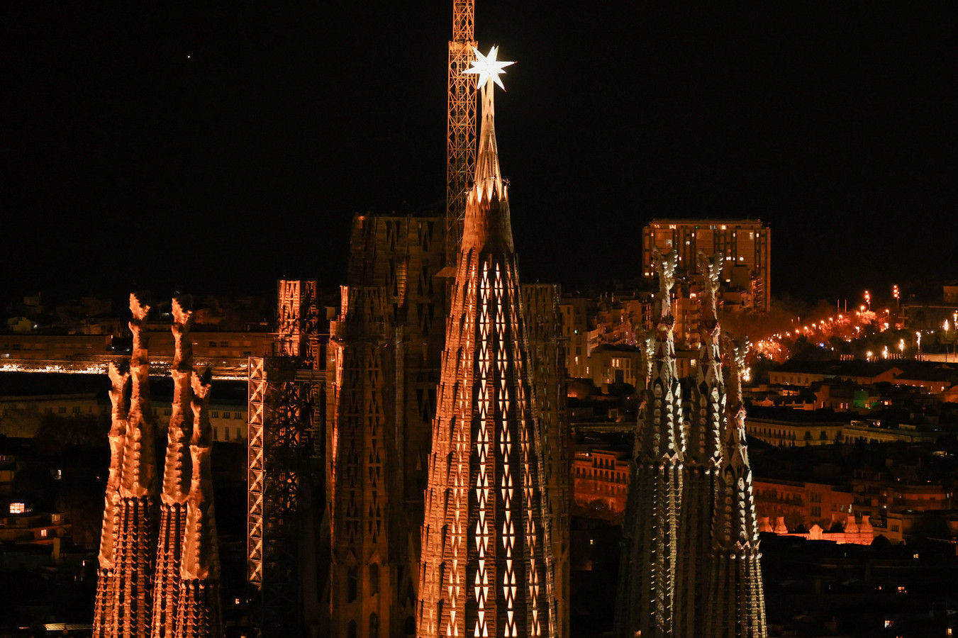 La neuvième tour de la Sagrada Familia a été inaugurée avec l'illumination d'une gigantesque étoile de verre et d'acier de 5,5 tonnes.