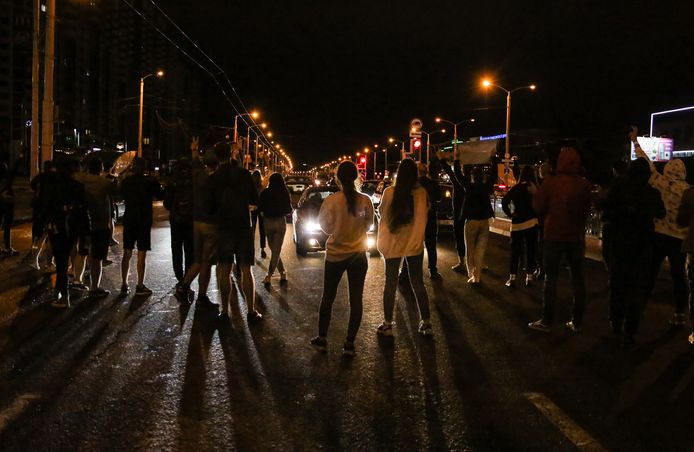 Inwoners van de Wit-Russische hoofdstad Minsk kwamen voor de vierde nacht op rij de straat op uit protest tegen president Aleksander Loekasjenko.