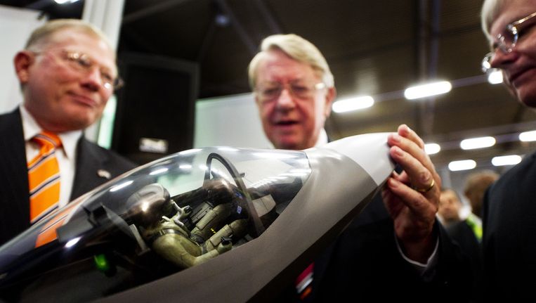 Minister van Defensie Hans Hillen (M) bekijkt een replica van de JSF. © ANP Beeld 