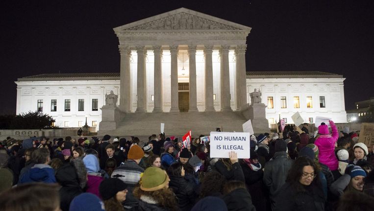 Demonstranten voor het Amerikaans Hooggerechtshof in Washington, D.C. tegen het inreisverbod van Trump Beeld afp