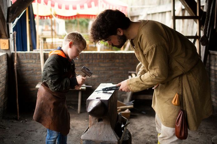 Kindersmid in het Prehistorisch Dorp in Eindhoven.